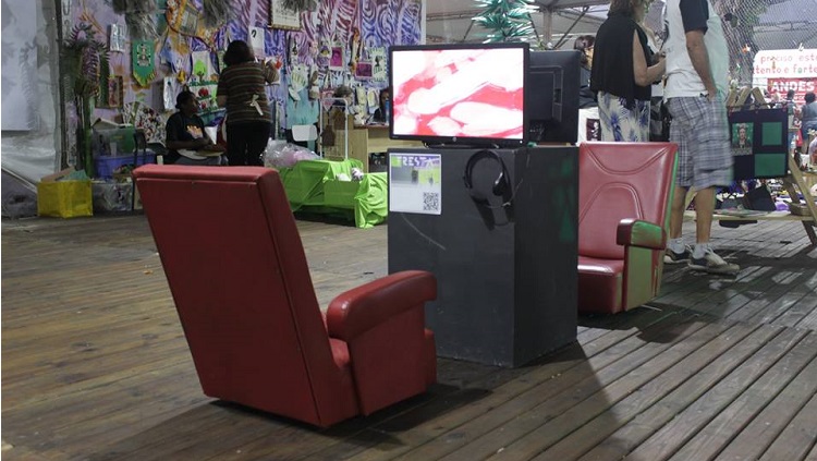 Imagem mostra uma cadeira e uma televisão