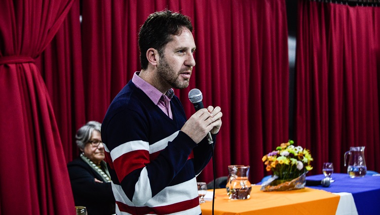 Imagem mostra André Lemes, ex-diretor do Caic, durante sua fala na abertura do evento