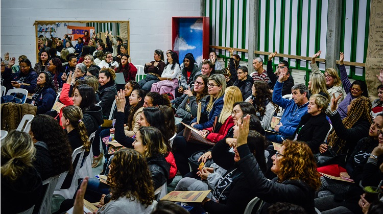 Imagem mostra participantes do congresso reunidos em cerimônia de abertura do evento