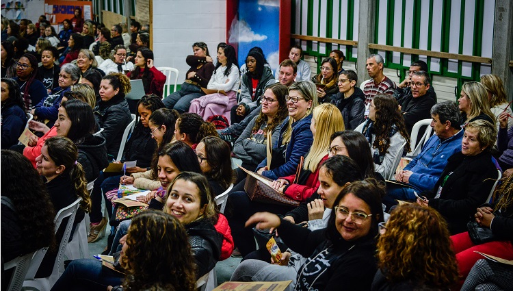 Imagem mostra participantes do congresso reunidos em cerimônia de abertura do evento