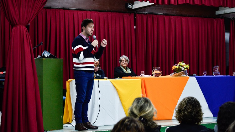 Imagem mostra André Lemes durante sua fala