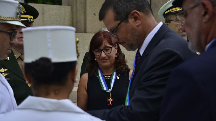 Reitora foi homenageada com o grau de comendadora