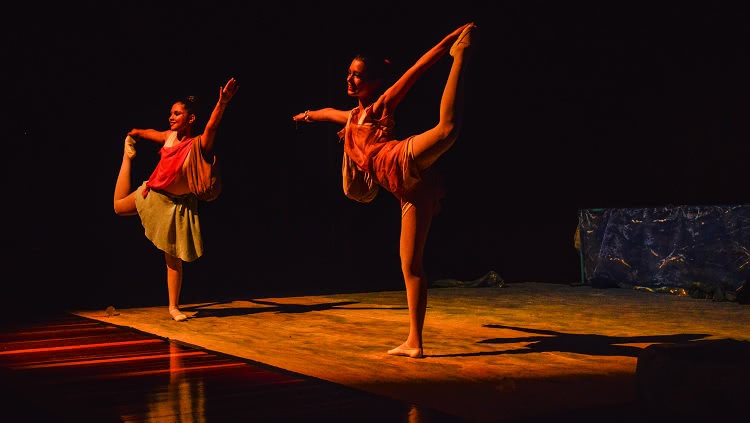 Imagem mostra duas bailarinas em movimento típico do balé