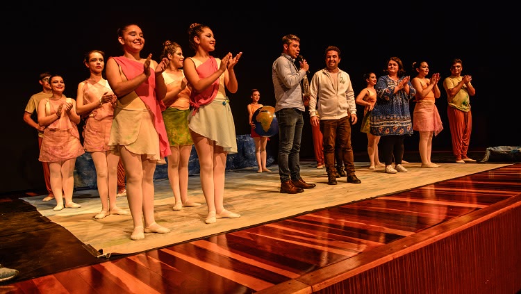 Imagem mostra bailarinos durante aplausos, ao fim de sua apresentação