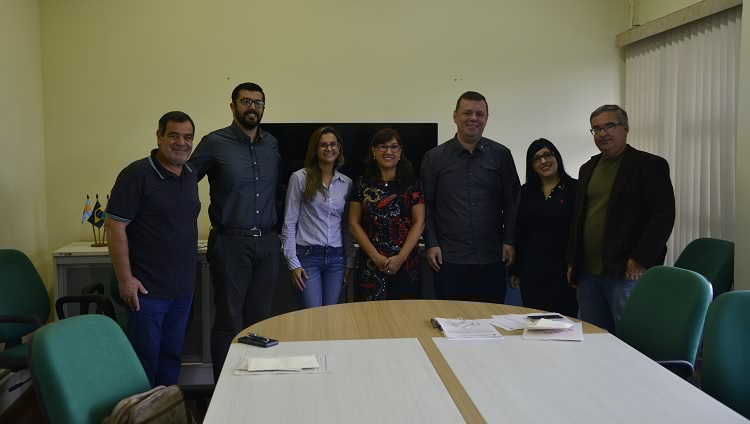 Na foto, os quatro novos servidores posam ao lado da reitora, do pró-reitor de Infraestrutura e do diretor da Escola de Engenharia.