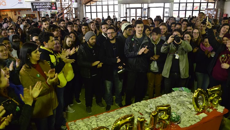 Imagem mostra comunidade acadêmica reunida no CC para cantar os parabéns à universidade