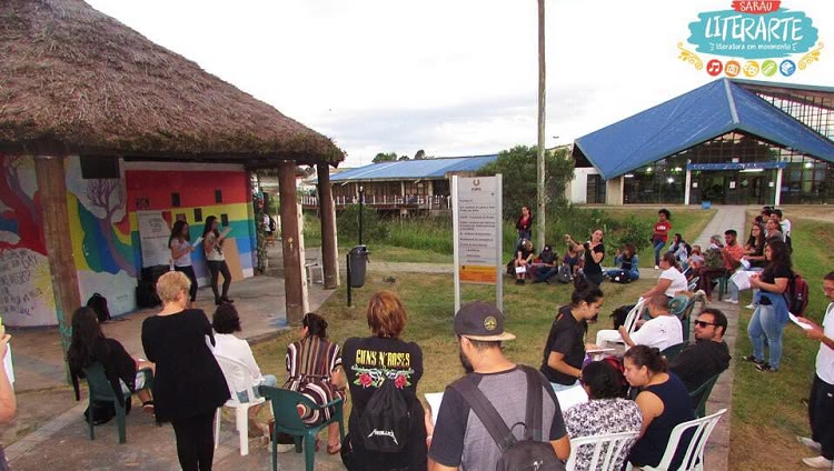 Alunos realizando atividade do programa nos arredores do Centro de Convivência da FURG.