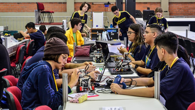 Imagem mostra equipe conversando sobre a mesa de ajustes