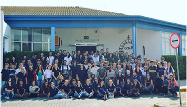 Um grande grupo de estudantes pousa para foto em frente ao CCMar.