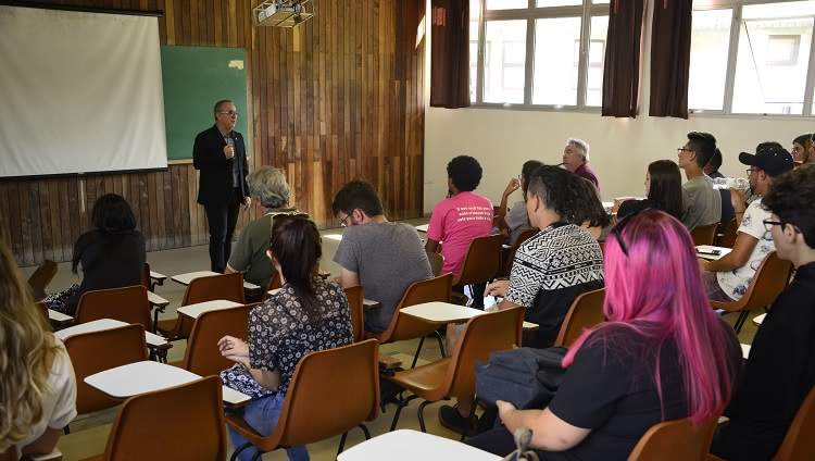 Pró-reitor de Graduação, Renato Duro Dias, ministrando palestra