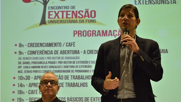 A imagem mostra o vice-reitor Danilo Giroldo fazendo sua fala