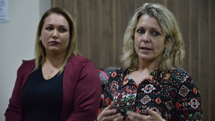 As organizadoras do evento aparecem na foto uma ao lado da outra. A docente Tatiane aparece falando.