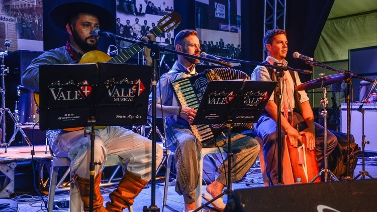 Músicos tradicionalistas gaúchos no palco da feira