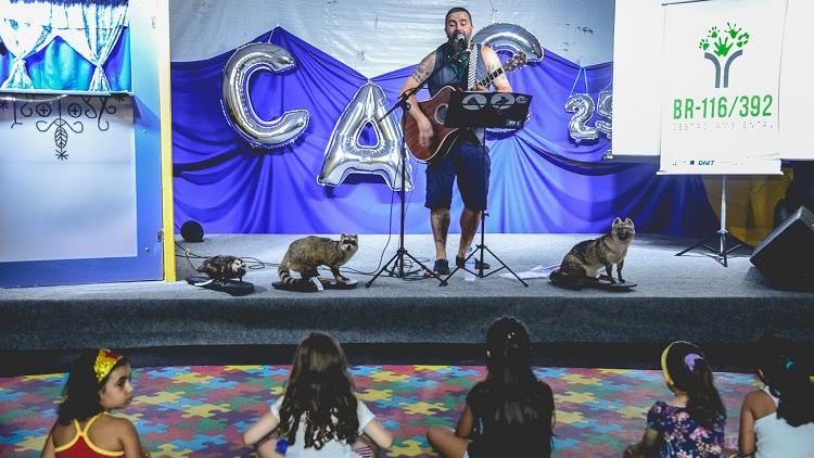 Crianças assistindo a show no palco da Rua das Crianças