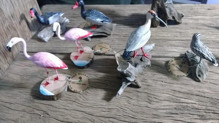 Na imagem, várias peças de artesanato que representam aves