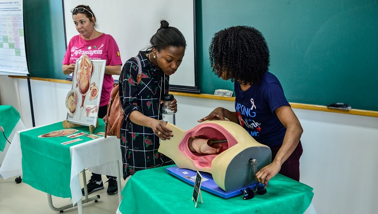 Imagem mostra estudantes da universidade apresentando equipamentos de ensino