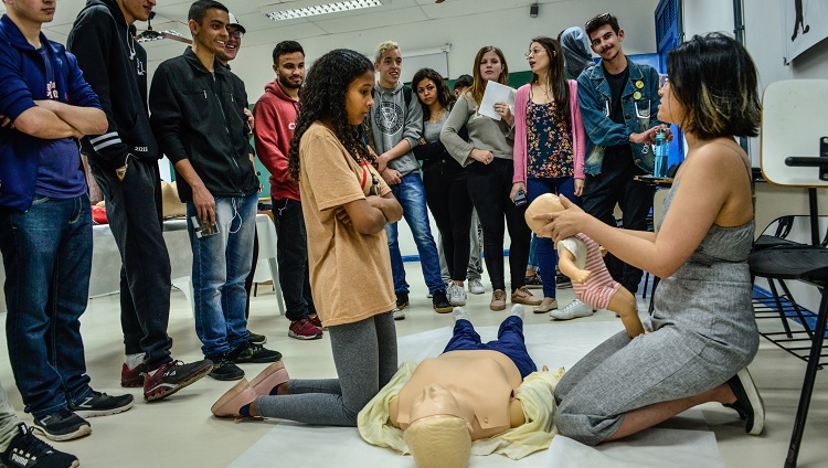 Estudantes ensinam técnicas de reanimação