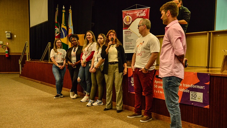 Imagem mostra servidores da universidade perfilados em frente ao palco do Cidec-Sul