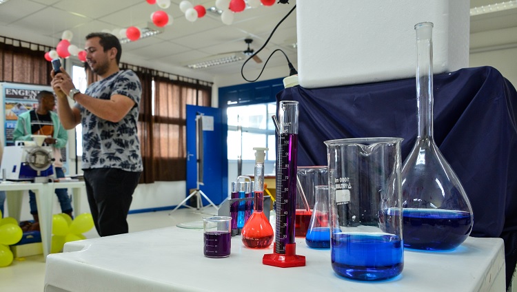 Imagem foca em vidrarias de laboratório