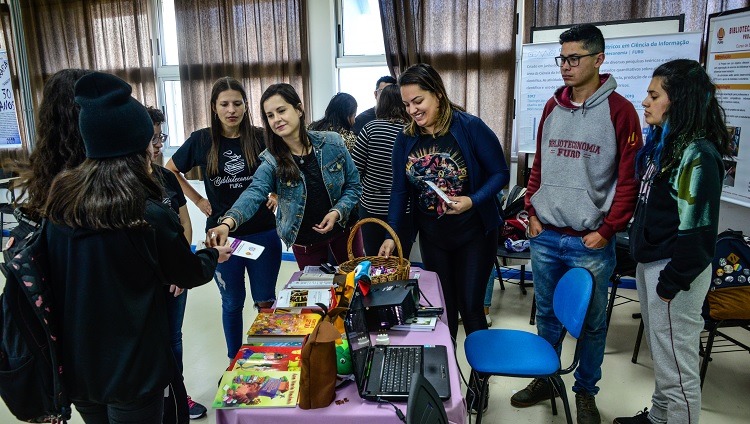 Imagem mostra estudantes da universidade apresentando equipamentos a grade curricular de seus cursos