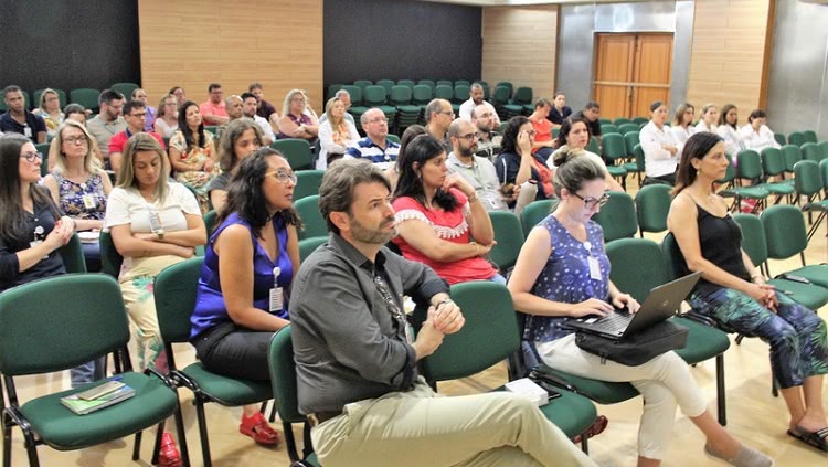 Público presente na reunião no Hospital Universitário