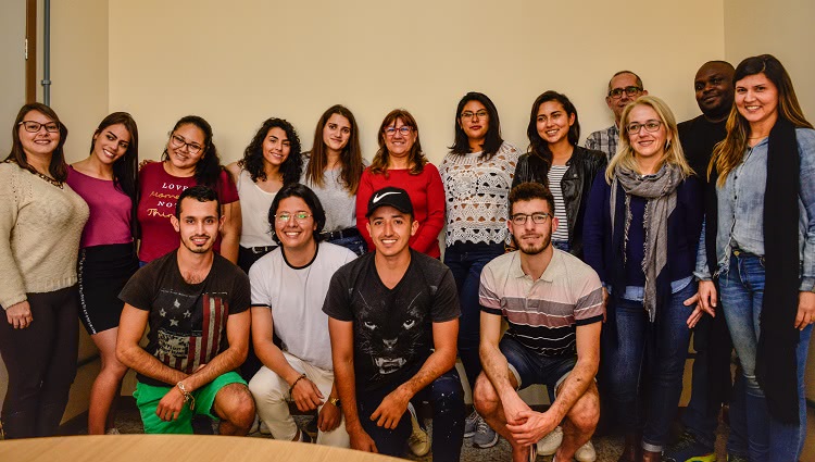 Imagem mostra estudantes e equipe da universidade perfilados