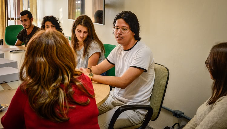 Imagem destaca estudante durante fala de introdução