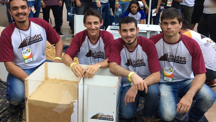Os quatro estudantes da equipe Biriguis responsáveis pelo projeto no Desafio de Taludes Maccaferri