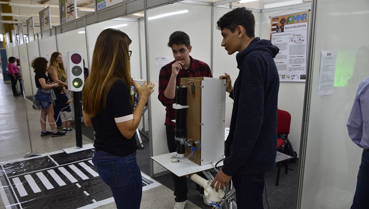Imagem mostra jovens utilizando equipamento em apresentação