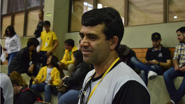 Imagem foca em um homem sorridente, ele é um dos professores de uma das equipes vencedoras da competição