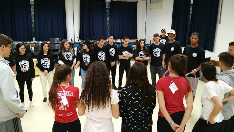 Grupo de pessoas em roda dentro de uma sala de aula