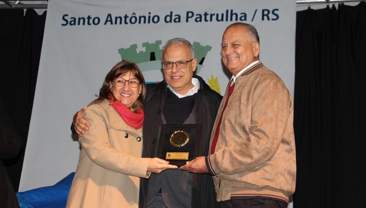 Reitora Cleuza Dias, diretor Antônio Valente e prefeito Zezo na entrega da homenagem