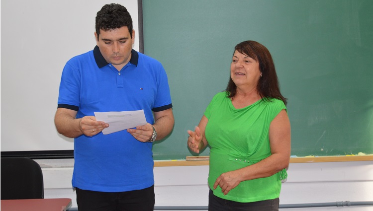 Aparecem na foto o pró-reitor Eduardo Saldanha Vogelmann e a vereadora Marcia Lucas. Ele observa um documento que segura nas mãos e ela gesticula enquanto parece estar falando. 