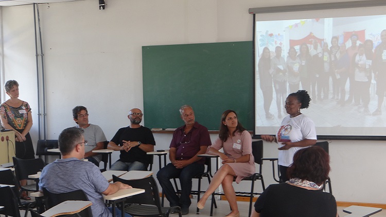 Abertura do evento. Da esquerda para direita: a pesquisadora Patrícia Tometich, integrante do MAReSS, o coordenador do projeto de Revisão do Plano Ambiental Municipal, Paulo Roberto Tagliani, o Secretário Municipal do Meio Ambiente, Eduardo Morrone, o Secretário de Gestão Ambiental da FURG, Cleber Palma Silva, a professora Cristiane Costa, que no evento representou a docente Tatiana Walter, coordenadora do projeto LAM, e a representante do COMDEMA, Gessy Prates