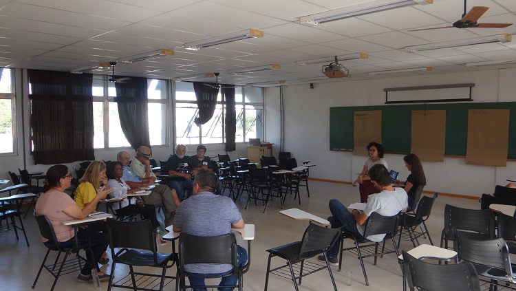 Roda de conversa que fez parte da metodologia utilizada para identificar problemas relacionados ao meio ambiente e possíveis soluções.