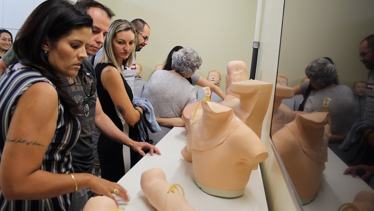 Materiais utilizados no laboratório são expostos para os visitantes