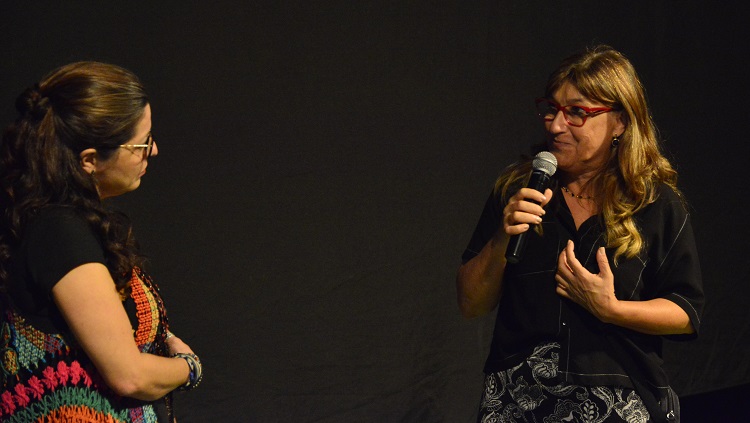 A foto mostra a reitora da FURG falando diretamente para a patrona, Daniela Delias, uma ao lado da outra.