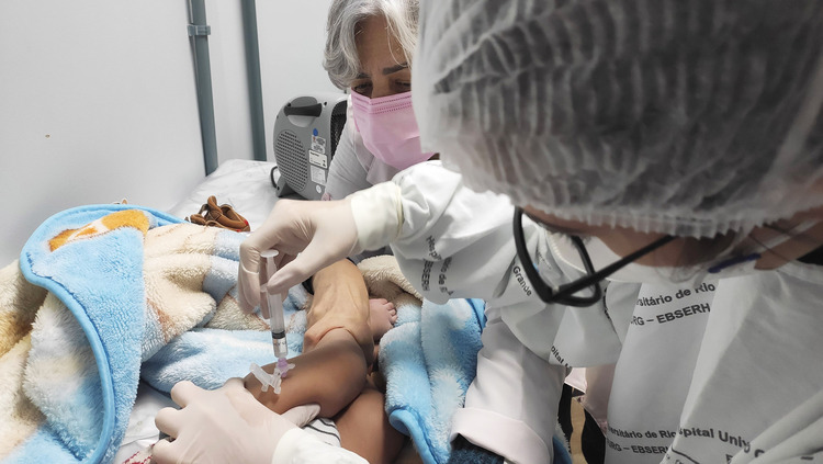 Paciente sendo vacinado