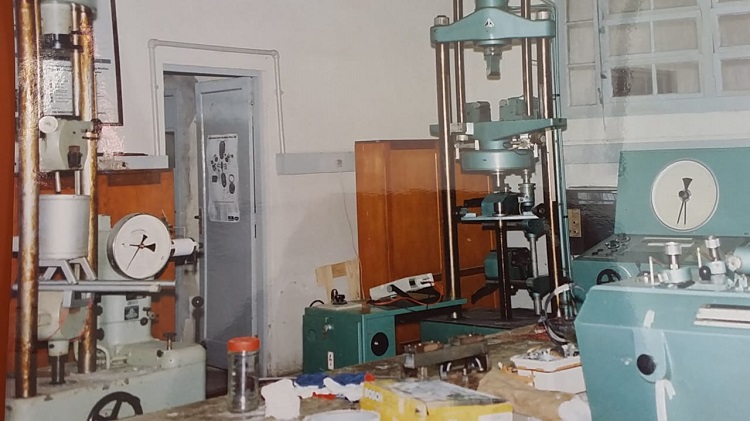 A imagem mostra antigos equipamentos de laboratórios de engenharia