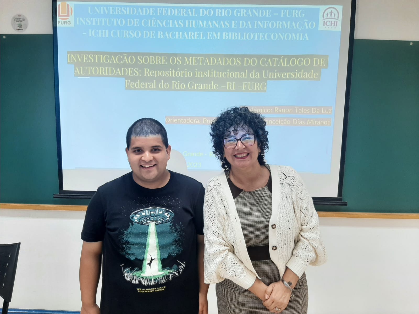 Estudante de Biblioteconomia ao lado de professora orientadora do seu TCC