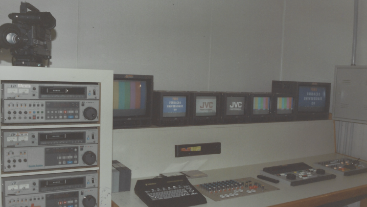 Entra no ar a FURG TV, operando o canal universitário na rede de TV a cabo.